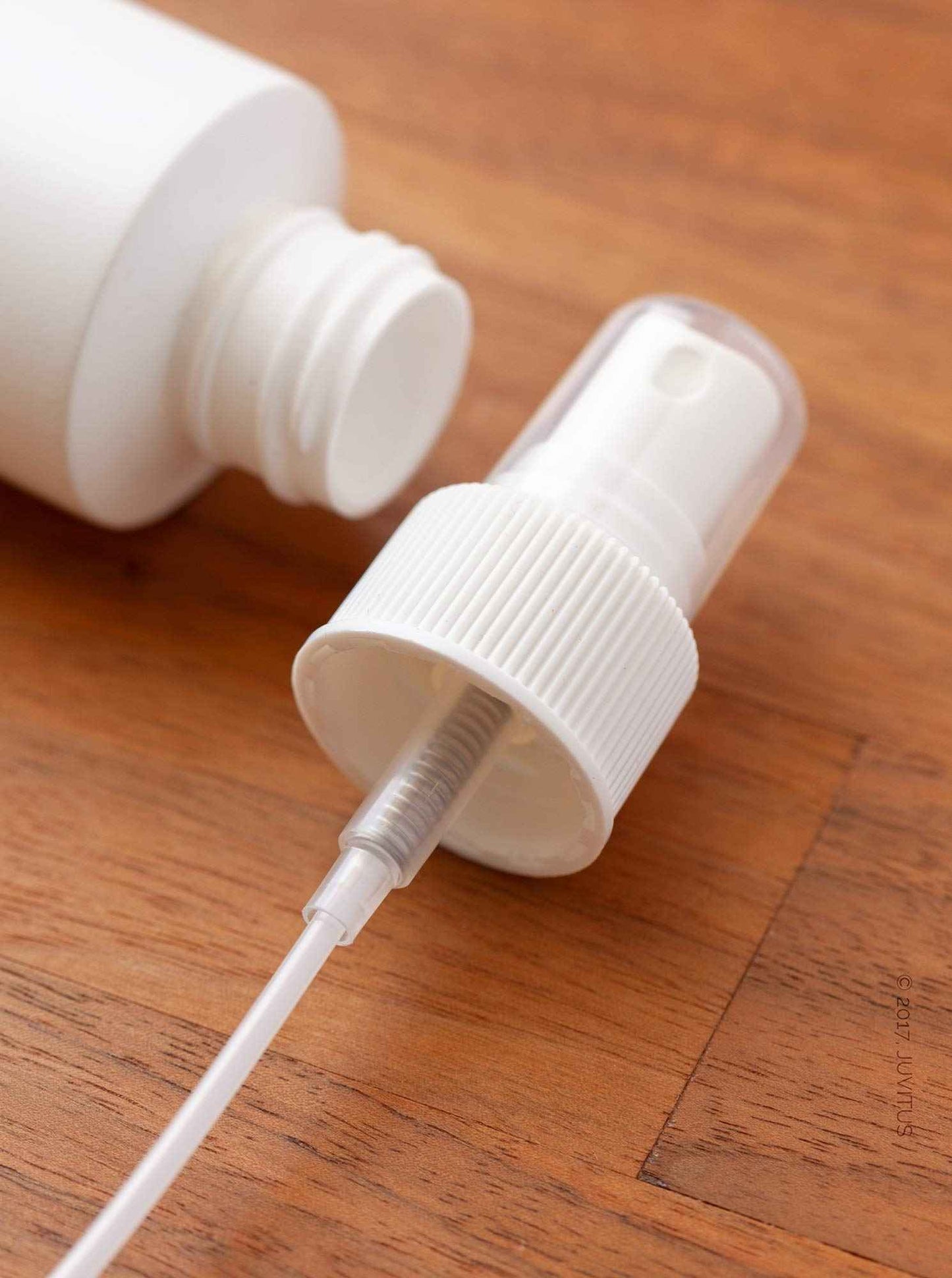 JUVITUS 4 oz / 120 ml White Plastic HDPE Refillable Cylinder Squeeze Bottle with White Fine Mist Spray (6 Pack)